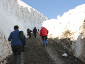 Kar kütleleri arasında doğa yürüyüşü