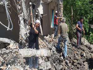 Ekmek parasını balyoz sallayıp çıkarıyor