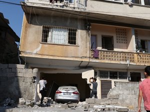 Fren yerine gaza bastı, eve girdi