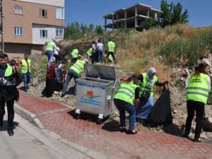 Vatandaşlar belediye çalışanları ile temizlik yaptı