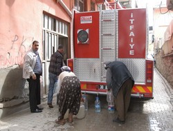 susuz kalan mahallelere su dağıtıldı
