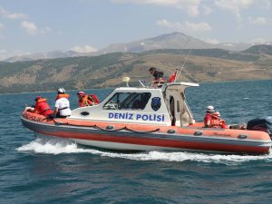 Van Gölü’nde nefes kesen hasta kurtarma tatbikatı