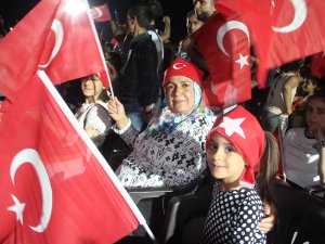 Hakkari’de onbinler yürüdü...