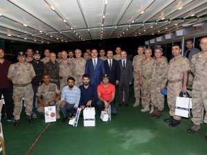 Hakkari'de jandarma personeli onuruna veda yemeği