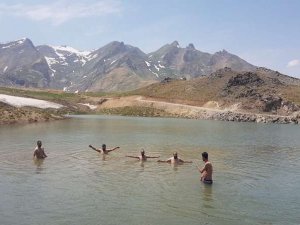 Buzul gölünde yüzme keyfi