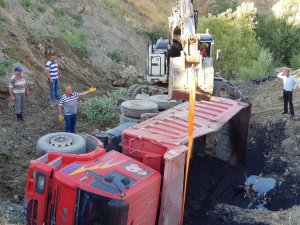 Asfalt yüklü Belediye kamyonu kaza yaptı