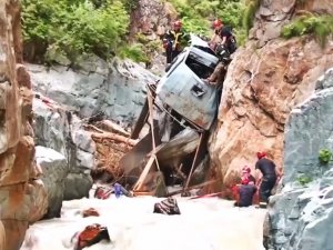 Kamyon uçurumdan yuvarlandı: 5 ölü