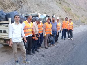 Hakkari-Van karayolu çöplerden arındırıldı