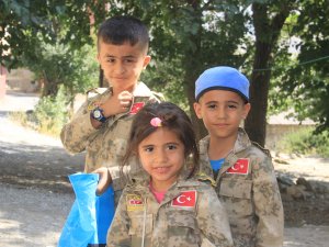 Asker kıyafetli çocuklar bayrama renk kattı