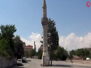 Yol ortasında kalan camisiz minare şaşırtıyor