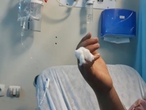 Genç kızı yılan ısırdı...