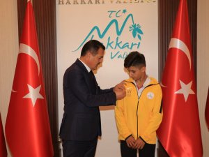Vali Akbıyık yıldız güreşçiyi makamında kabul etti
