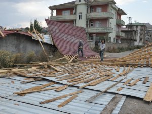 Yüksekova’da fırtına çatıları uçurdu