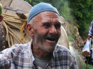 Yıllardır at üstünde elma satıyor