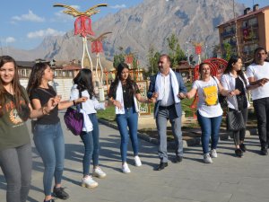Hakkari'de "Barış şöleni" halaylarla kutlandı