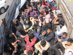 Kamyon kasasından koyun yerine 61 kaçak göçmen çıktı