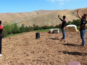 Telefonla konuşmak için yüksek tepelere çıkıyorlar