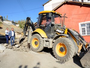 Belediye asfalt çalışmalarını sürdürüyor...