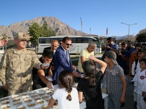 Vali Akbıyık, öğrencilere aşure dağıttı