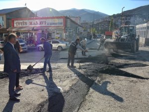 Cumhuriyet Caddesinde bozulan yollar onarıldı
