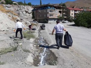 Belediye ekipleri temizlik çalışması yaptı