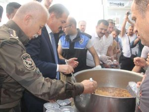 Hakkari polisi 3 bin kişiye aşure dağıttı