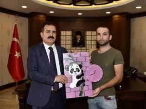 Süs eşyası tasarımcısından Vali Akbıyık'a ziyaret