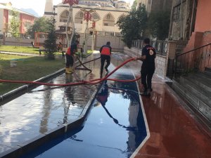 Hakkari Kent park tazyikli suyla yıkandı