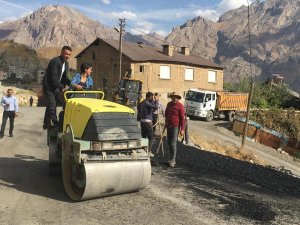Hakkari’de mahalle yolları onarılıyor