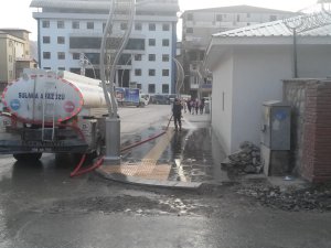 Doğalgaz çalışmasında kirlenen caddeler temizleniyor