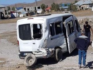 Minibüsler kafa kafaya çarpıştı: 6 yaralı