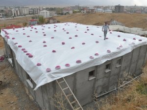 Yüksekova'da kumla kışa karşı önlem