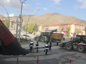 Hakkari belediyesi kazılan yolları onardı