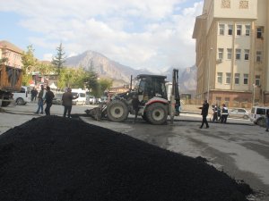 Kazılan caddelerde asfalt yama çalışması sürüyor