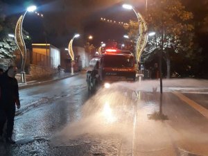 Belediye itfaiye ekibi gece mesaisinde