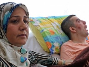 5 yıldır gözlerini kırpamıyor, adeta kan ağlıyor