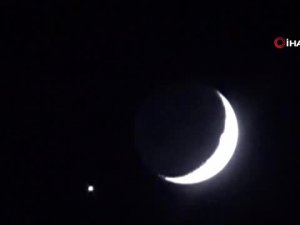Ay ve yıldız gökyüzünde buluştu