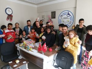 Hakkari’de özel gereksinimli çocuklara kırtasiye yardımı