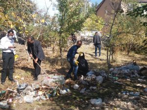 Duyarsız vatandaşların attığı 1 ton çöp toplatıldı