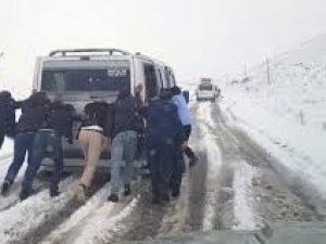 Güzeldere Geçidi'ne kar yağdı