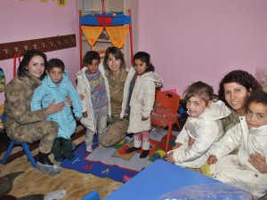 Jandarmadan öğrencilere mont ve kırtasiye malzemesi