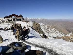 Vali Akbıyık 3450 rakımdaki üs bölgelerini ziyaret etti