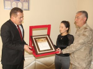 Vali Akbıyık'tan şehit eşi Zerek Kır’a şehadet belgesi