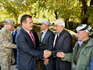 Vali Akbıyık, sınırdaki köyleri ziyaret etti