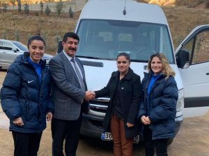 İş adamı Ölmez’den Hakkarigücü’ne minibüs