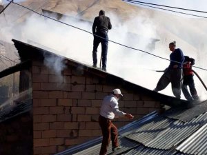 Hakkari’de korkutan çatı yangını