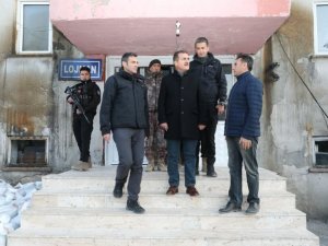 Vali Akbıyık, özel harekât yerleşkesinde incelemelerde bulundu