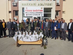 Denetimli serbestlik yükümlüleri fidan dağıttı