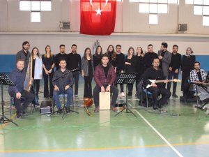 Öğretmenlerden müzik dinletisi