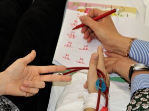 Vefakar öğretmen diyaliz merkezini okula çevirdi